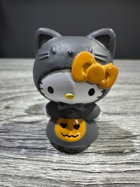 Hello Kitty & Friends: Hello Kitty in Halloween Outfit (2021) - Mini Figure